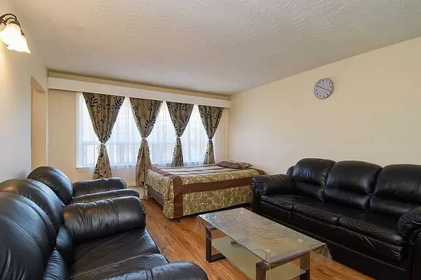 Oshawa, ON L1H 3Z7,1282 Simcoe ST S