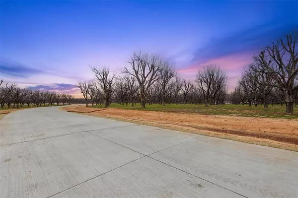 3024 E Landings N, Granbury, TX 76049