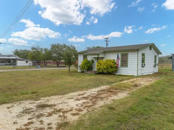 108 N Heflin Street, Frost, TX 76641