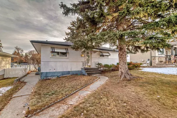 15 Harlow AVE NW, Calgary, AB T2K 2G2