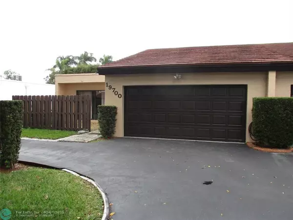 19700 W Lake Dr, Hialeah, FL 33015