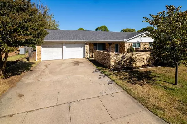 444 W Pleasantview Drive, Hurst, TX 76054