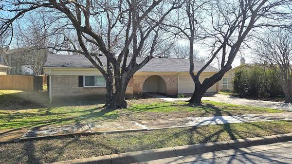 304 Lochness Court, Benbrook, TX 76126