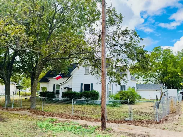 105 2nd Street, Windom, TX 75492