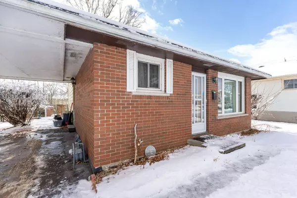 Kingston, ON K7M 6M3,152 Calderwood DR