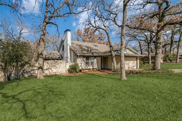 310 Lone Oak Circle, Euless, TX 76039