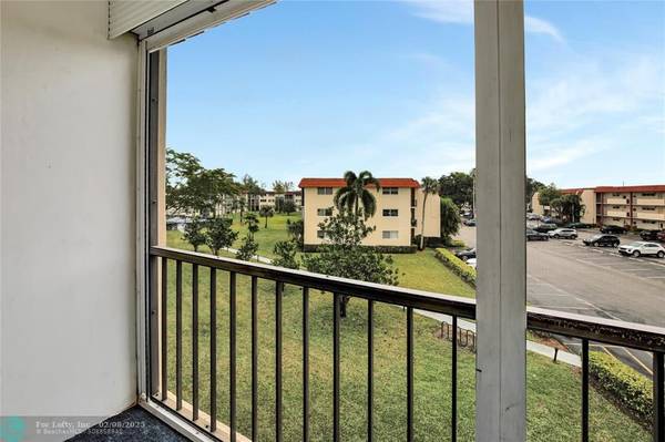 9720 S Hollybrook Lake Dr  #301, Pembroke Pines, FL 33025