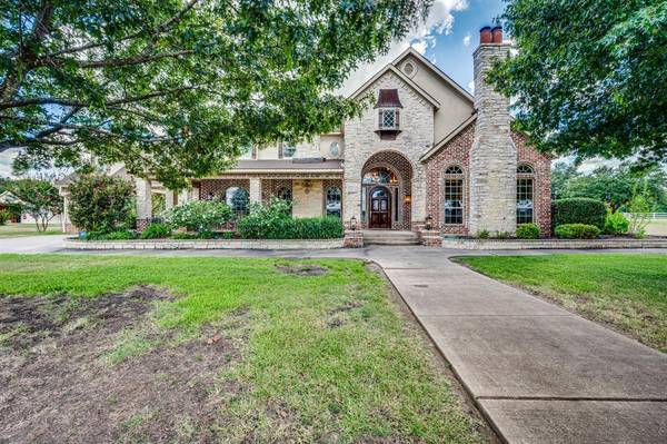 800 Locust Drive, Oak Leaf, TX 75154