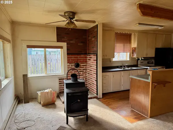 Cottage Grove, OR 97424,129 N P ST