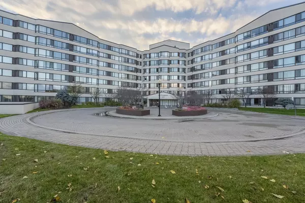 1001 Cedarglen Gate #714, Mississauga, ON L5V 2X5