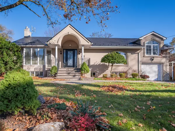 11 Knollside DR, Richmond Hill, ON L4C 4W7