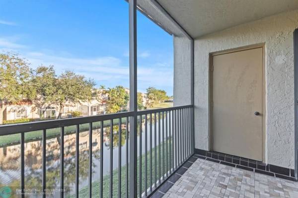 Weston, FL 33326,428 Lakeview Dr  #201