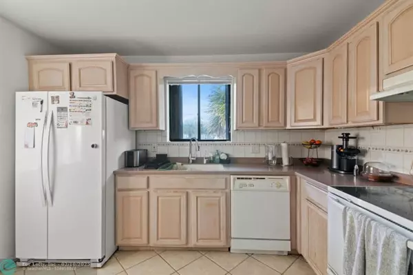 Weston, FL 33326,428 Lakeview Dr  #201