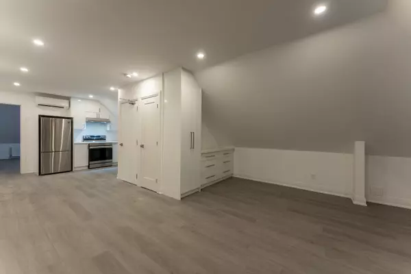 8 Glen Edyth DR #3rd, Toronto C02, ON M4V 2V7