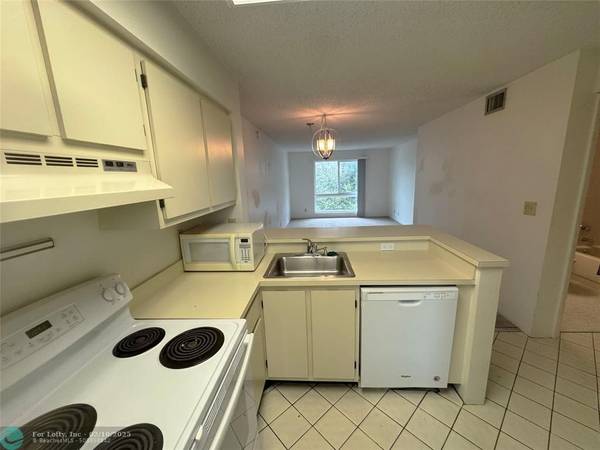 Pompano Beach, FL 33069,2216 N Cypress Bend Dr  #408