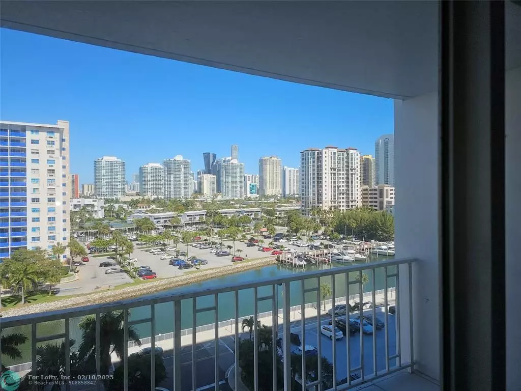 Sunny Isles Beach, FL 33160,500 Bayview Dr  #817