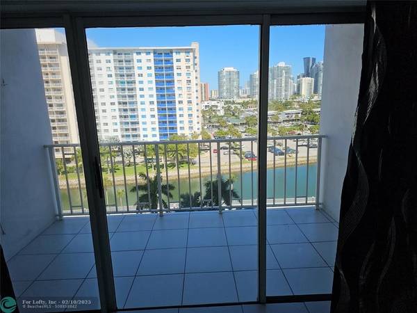 Sunny Isles Beach, FL 33160,500 Bayview Dr  #817