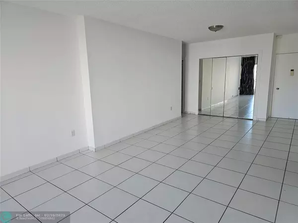 Sunny Isles Beach, FL 33160,500 Bayview Dr  #817