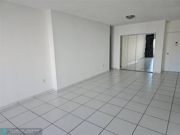 Sunny Isles Beach, FL 33160,500 Bayview Dr  #817