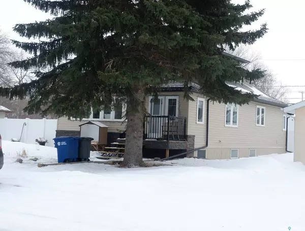 306 6th AVENUE E, Assiniboia, SK S0H 0B0