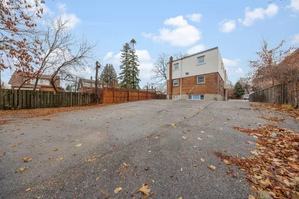 Oshawa, ON L1J 2M6,383 Buena Vista AVE #6