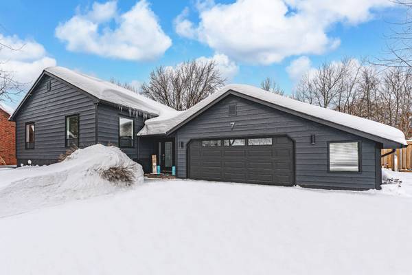 7 Bay CT, Penetanguishene, ON L9M 1E1