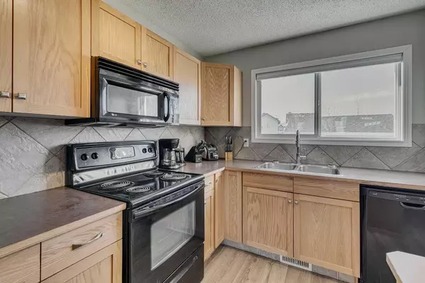 Calgary, AB T3E 1Y9,226 Cramond CT SE