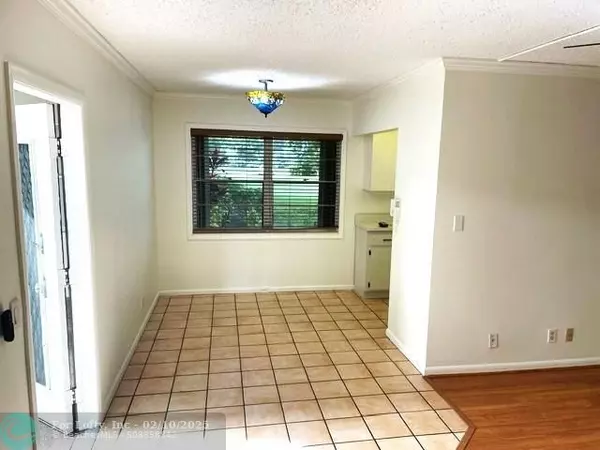 Deerfield Beach, FL 33442,220 Farnham J  #220