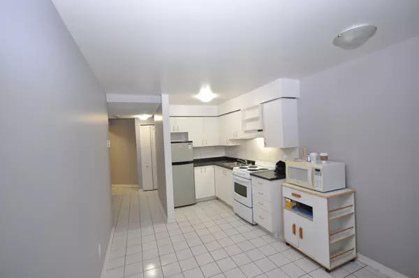 Ottawa Centre, ON K1R 5K6,450 MACLAREN ST #2