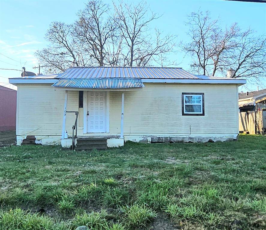109 E Marsalis Street,  Celeste,  TX 75423