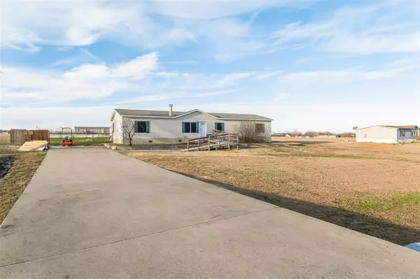 407 Wrangler Drive, Southmayd, TX 76273