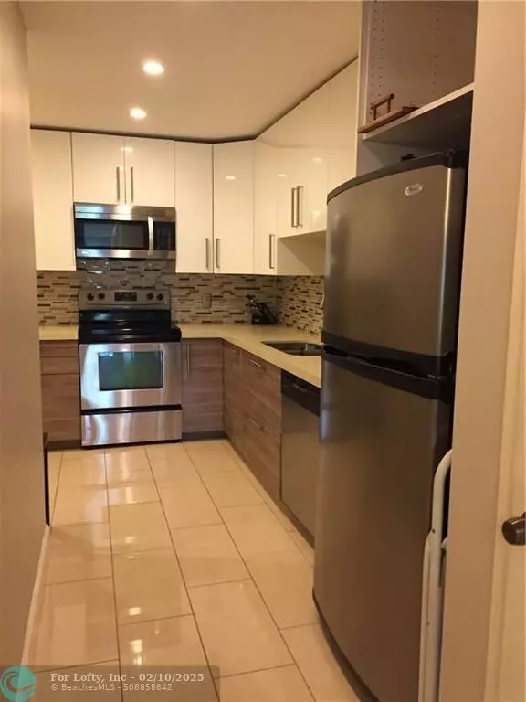 Hollywood, FL 33021,4000 N Hills Dr  #33