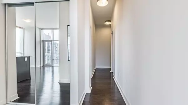 Mississauga, ON L5B 0G7,360 Square One DR #3205