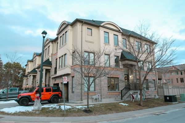 607 Mermaid CRES, Mississauga, ON L5G 0B3