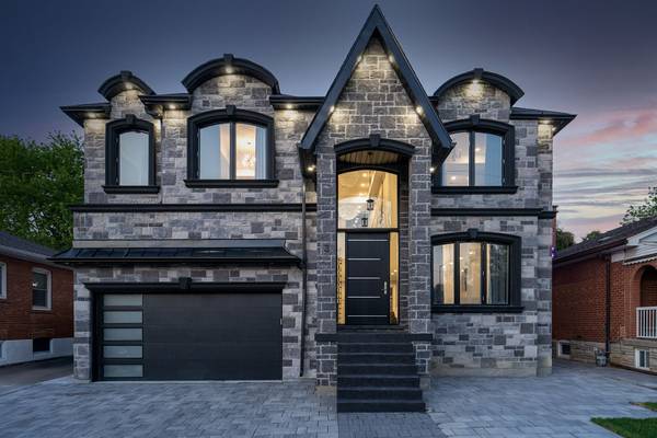 3 Bonnyview DR, Toronto W07, ON M8Y 3G5