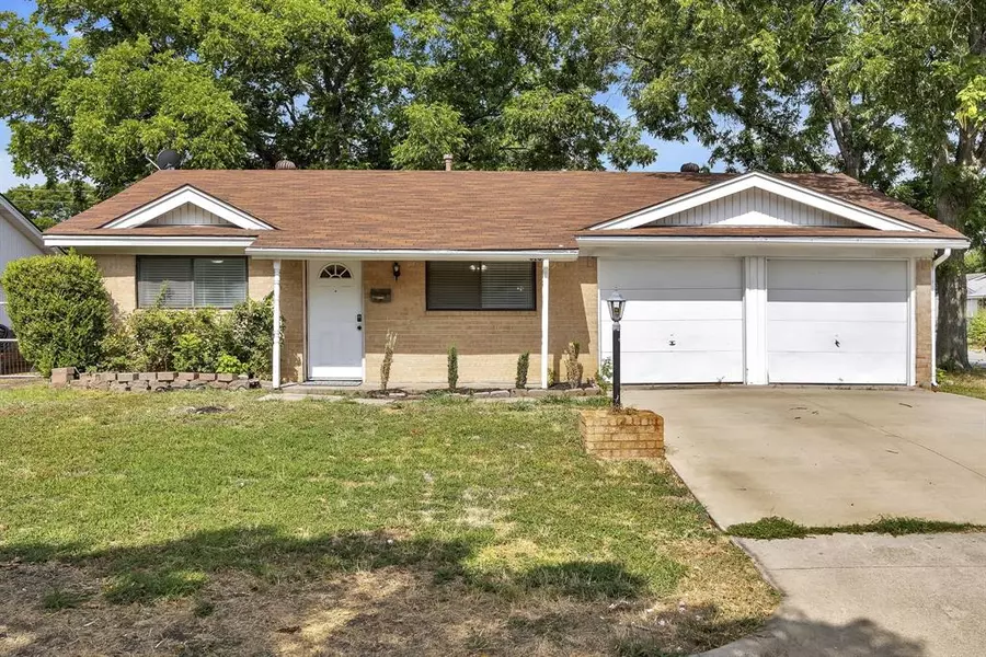 820 Lovers Lane, Grapevine, TX 76051