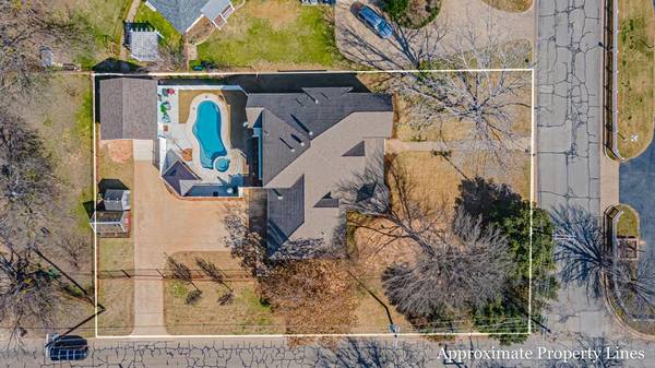 228 W Moore Street, Granbury, TX 76048