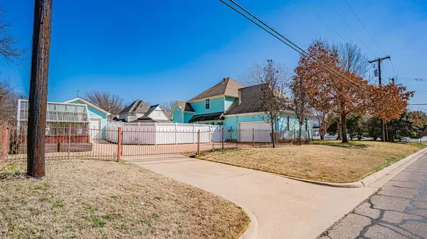 Granbury, TX 76048,228 W Moore Street