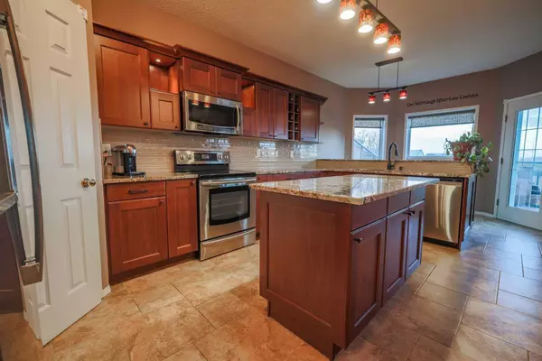 Calgary, AB T3A 6C9,87 Hidden Ranch Close NW