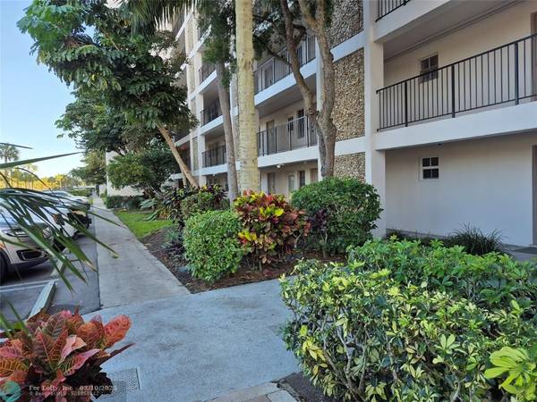 Pompano Beach, FL 33069,3150 N Palm Aire Dr  #208