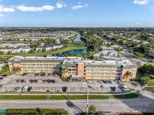 Deerfield Beach, FL 33064,941 Crystal Lake Dr  #408