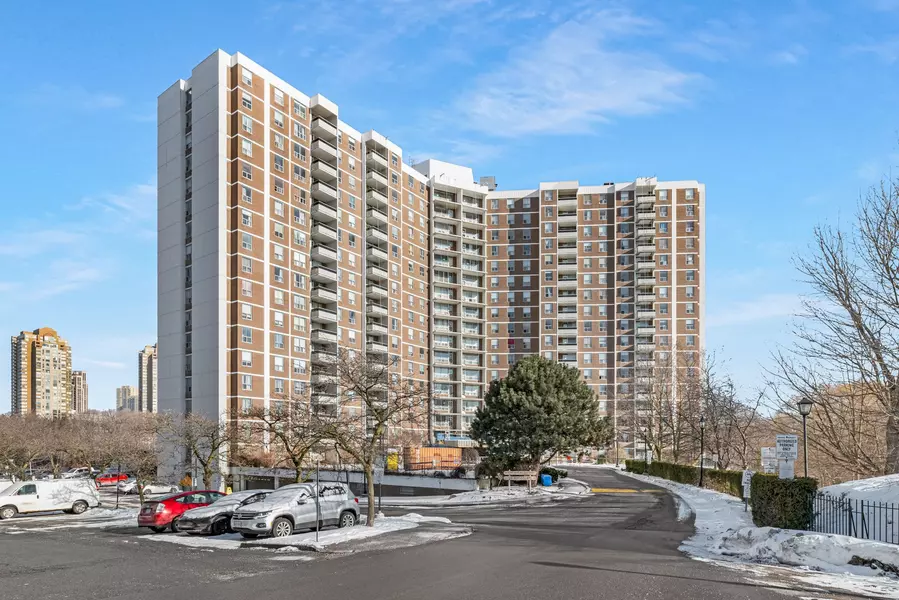 20 Edgecliff Golfway #PH 11, Toronto C11, ON M3C 3A4