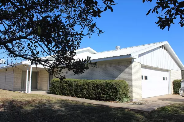 Wolfe City, TX 75496,104 W Warren Street