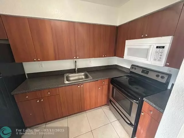 Miramar, FL 33023,7421 Venetian St  #11