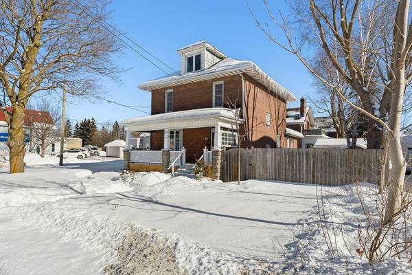 96 Lindsay ST S, Kawartha Lakes, ON K9V 2M6