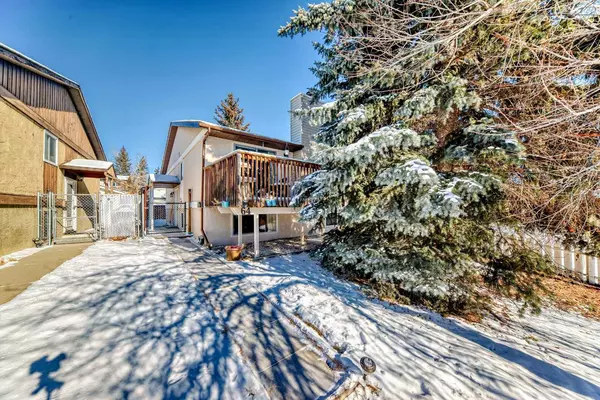 64 Ranchero Rise Northwest, Calgary, AB T3G1E2