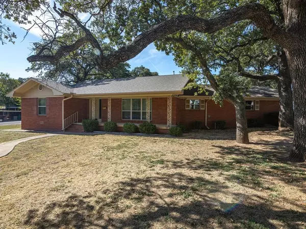 900 Lowrie Street, Bowie, TX 76230