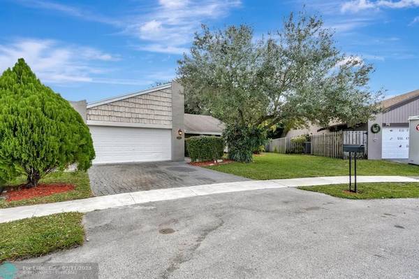 7801 NW 5th Pl, Plantation, FL 33324