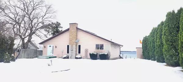 32 Peats Point LN, Prince Edward County, ON K8N 4Z7