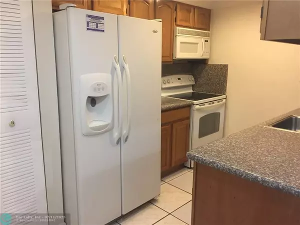 Lauderhill, FL 33313,5847 BLUEBERRY CT  #85